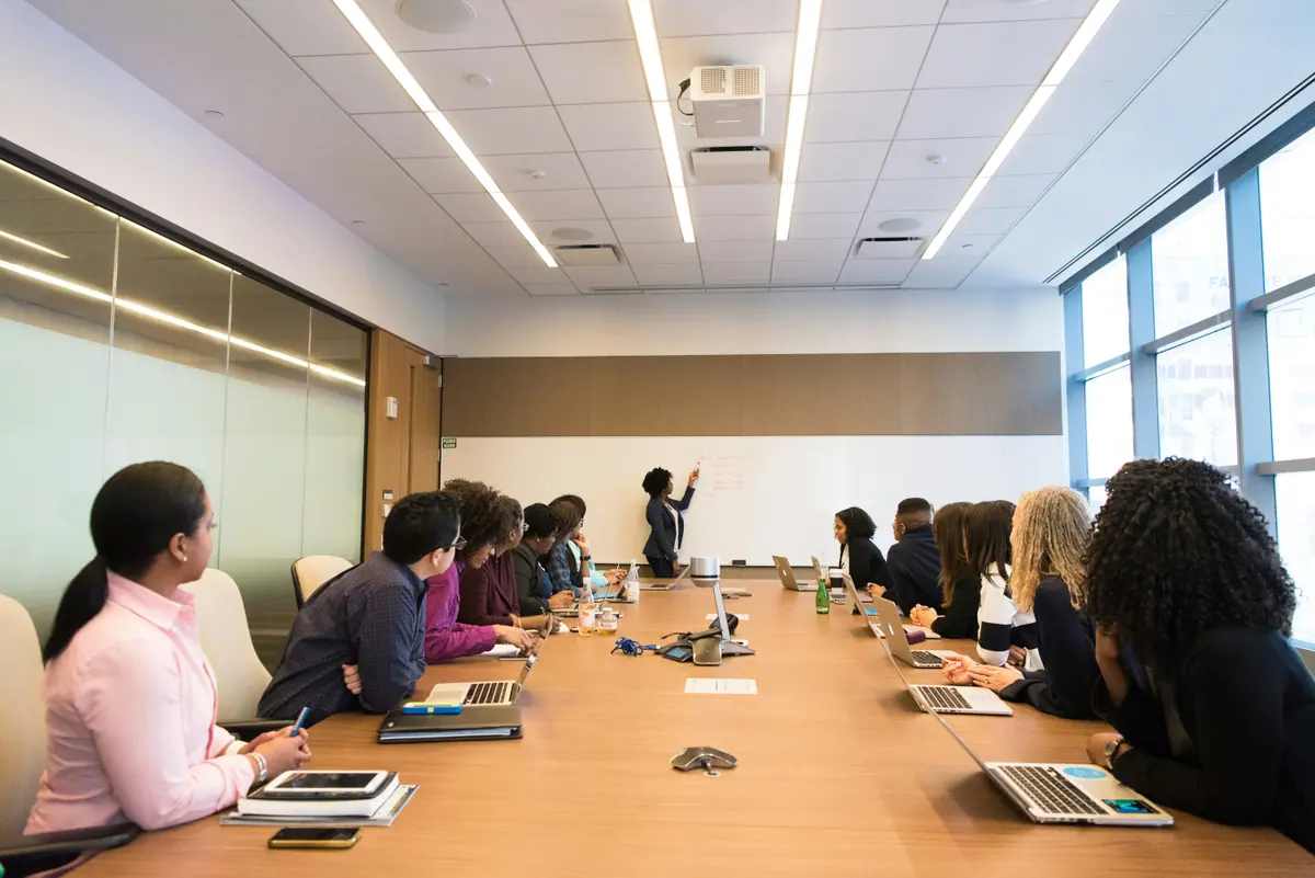 Profesional guiando una capacitación ante un equipo de trabajo